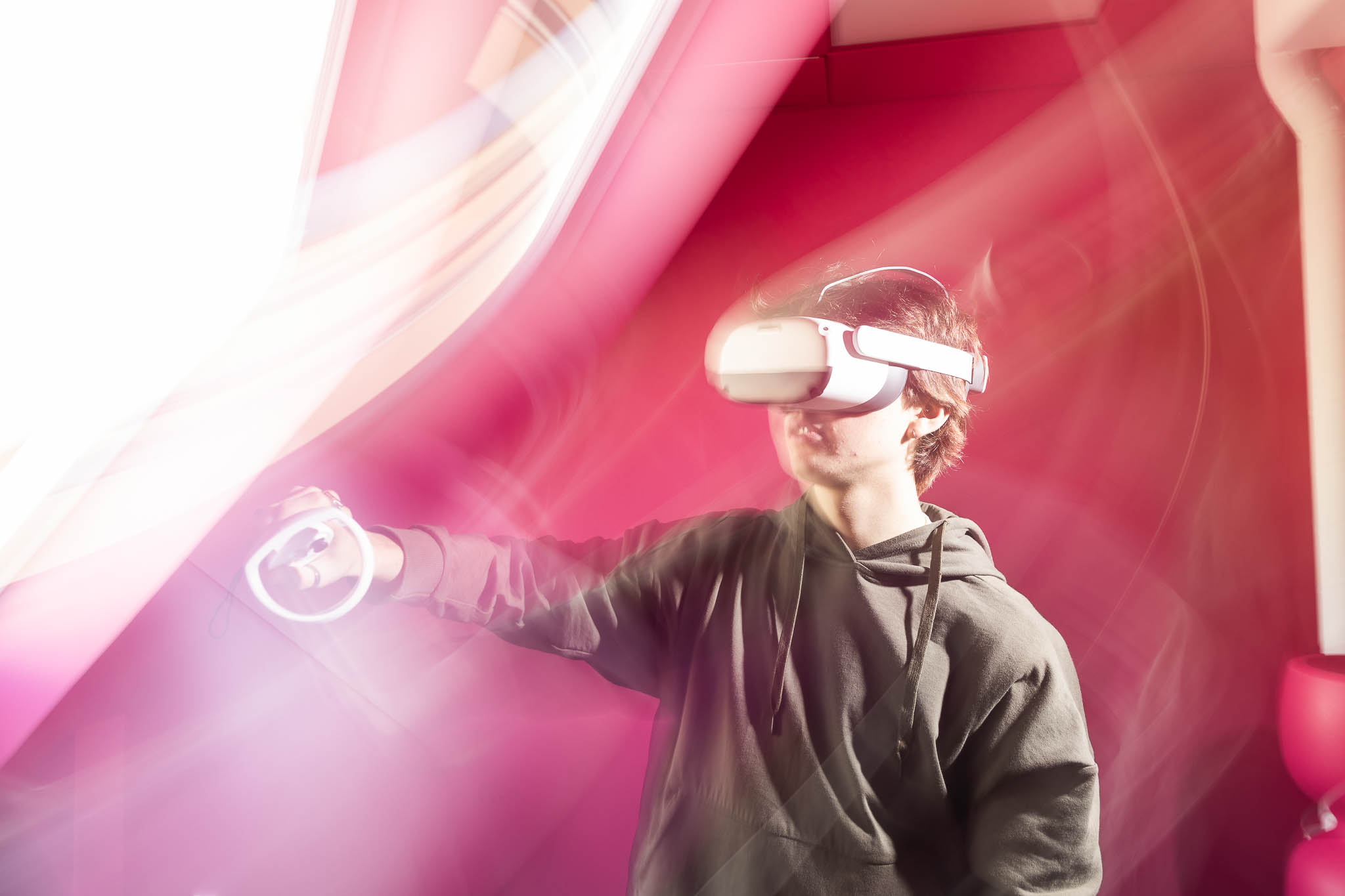 Elev har VR-glasögon i rosa rum.