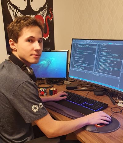 LBS elev programmerar vid dator hemma.