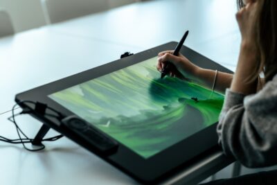 Elev målar på en ipad