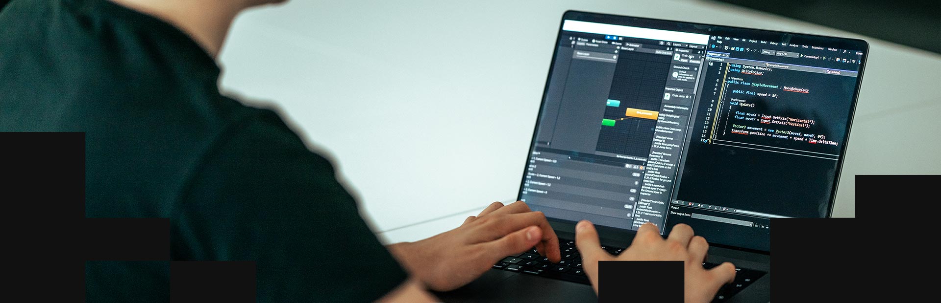 Person som programmerar spel på en laptop.