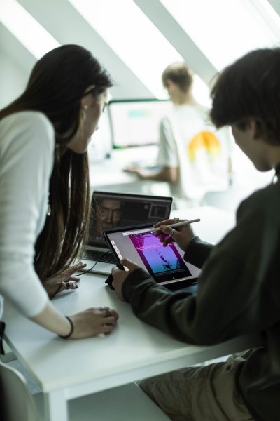 Elever arbetar med digitalt skapande på ritplatta.