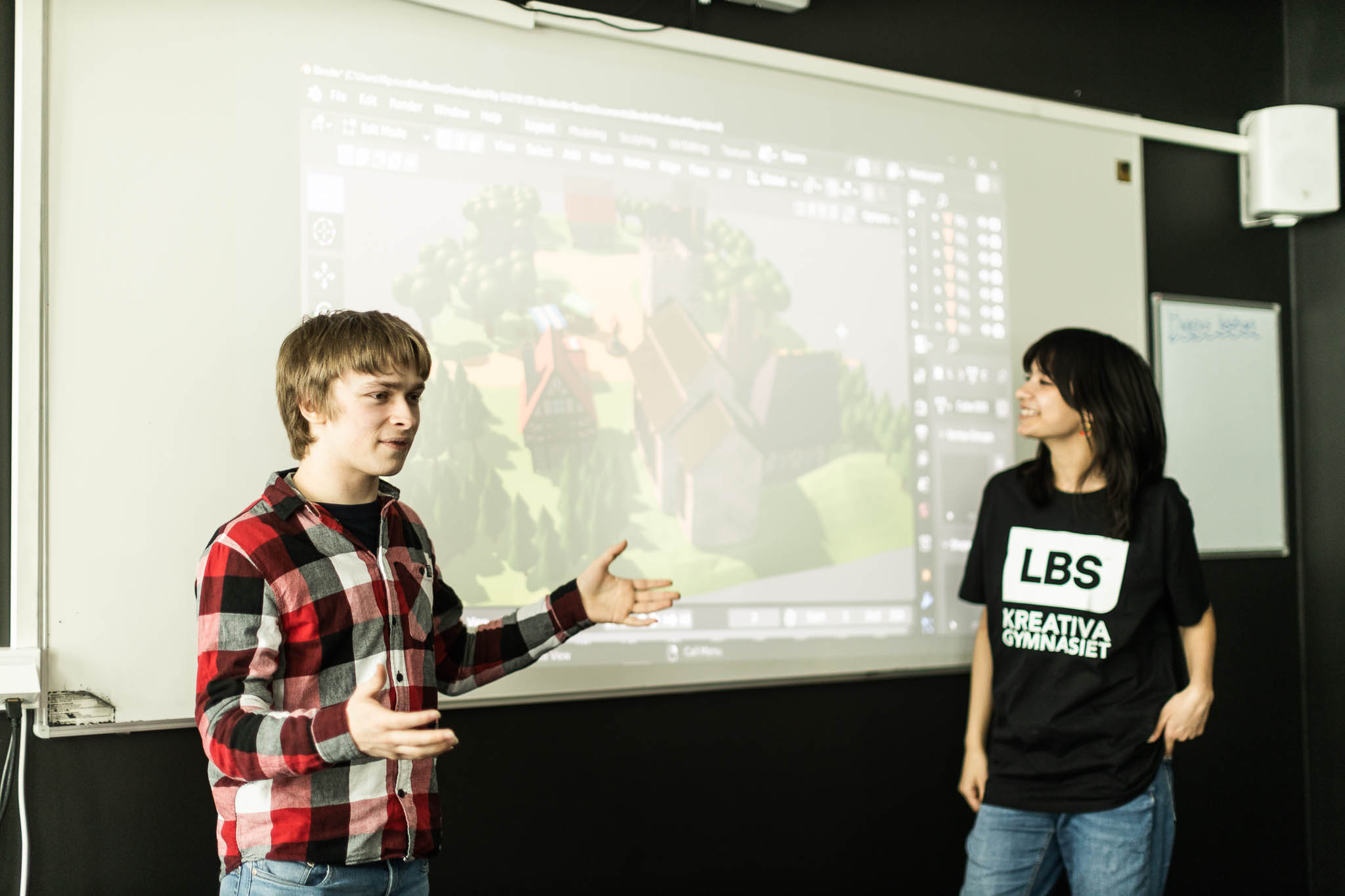 Elev pratar om speldesign på projektorn.