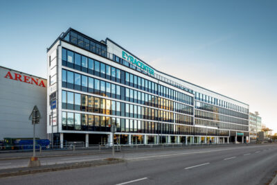 Fasaden till Eyra center och LBS Kreativa Gymnasiet i Örebro