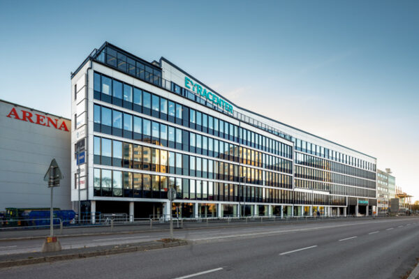 Fasaden till Eyra center och LBS Kreativa Gymnasiet i Örebro