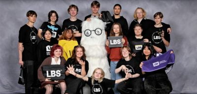 Skolfoto på LBS ambassadörer och maskot.