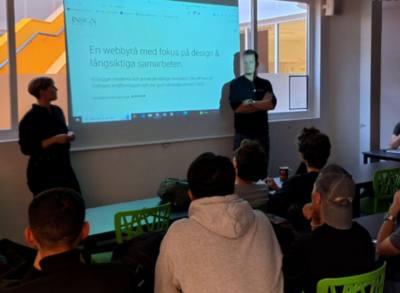 Webbyrån Insign står framför eleverna och berättar om sitt arbete