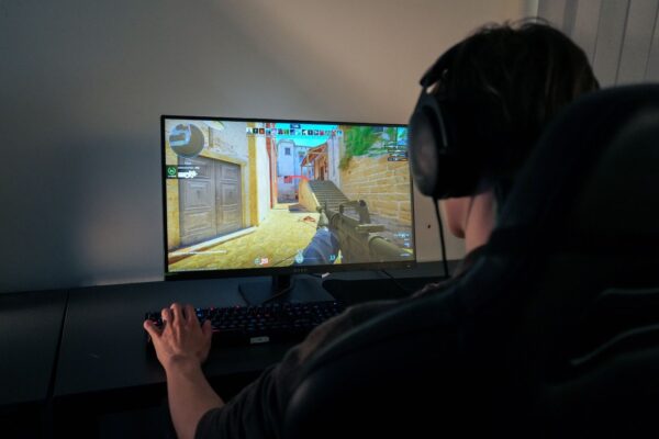 Elev som spelar datorspel.