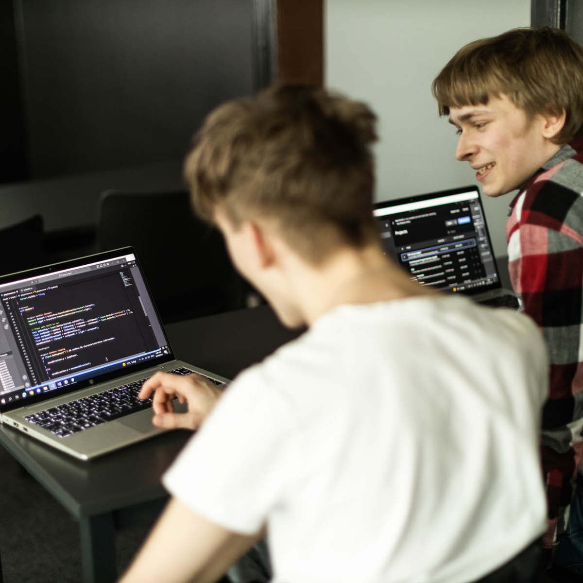 Två elever på teknikprogrammet kodar på dator