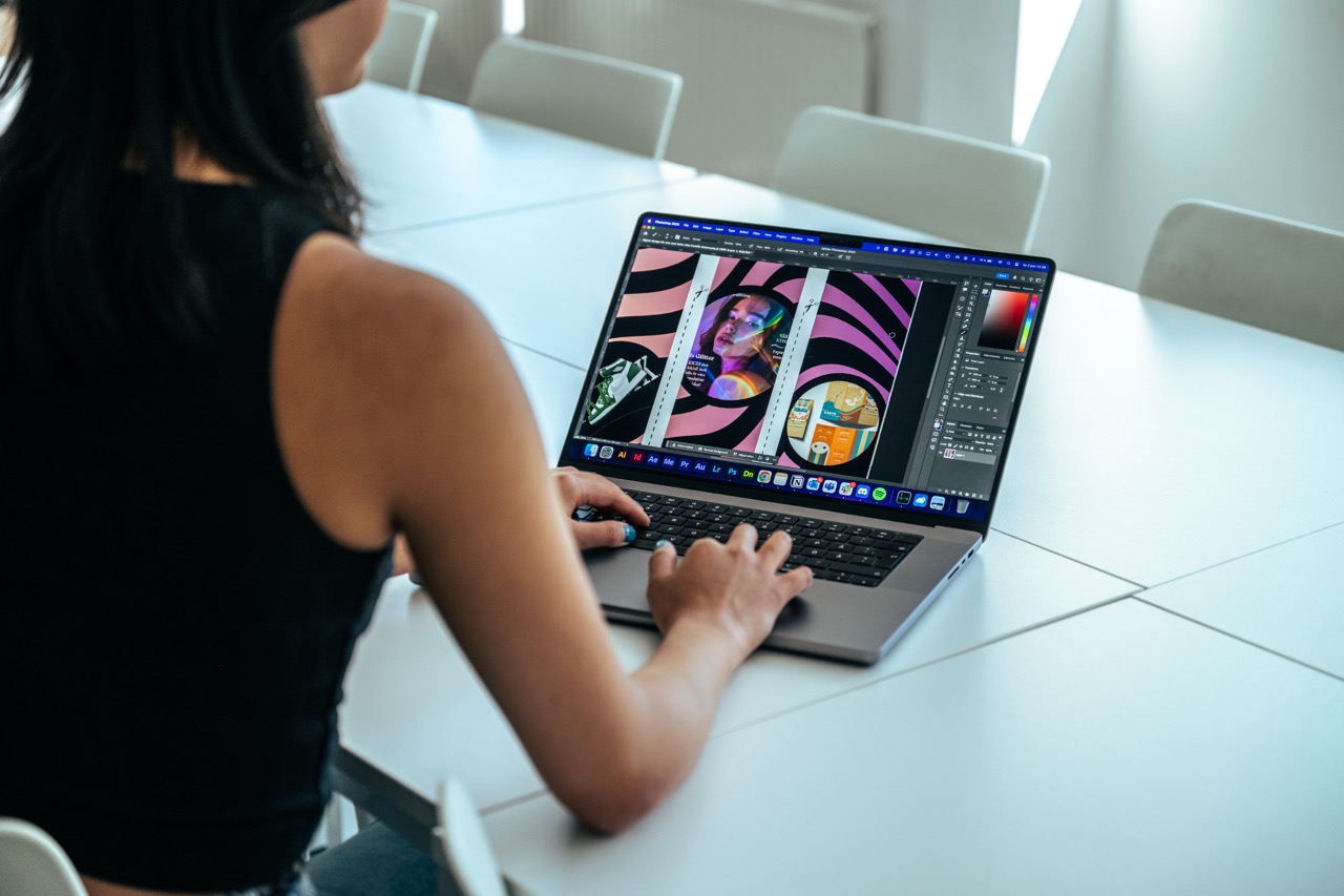 Elev arbetar på sin laptop
