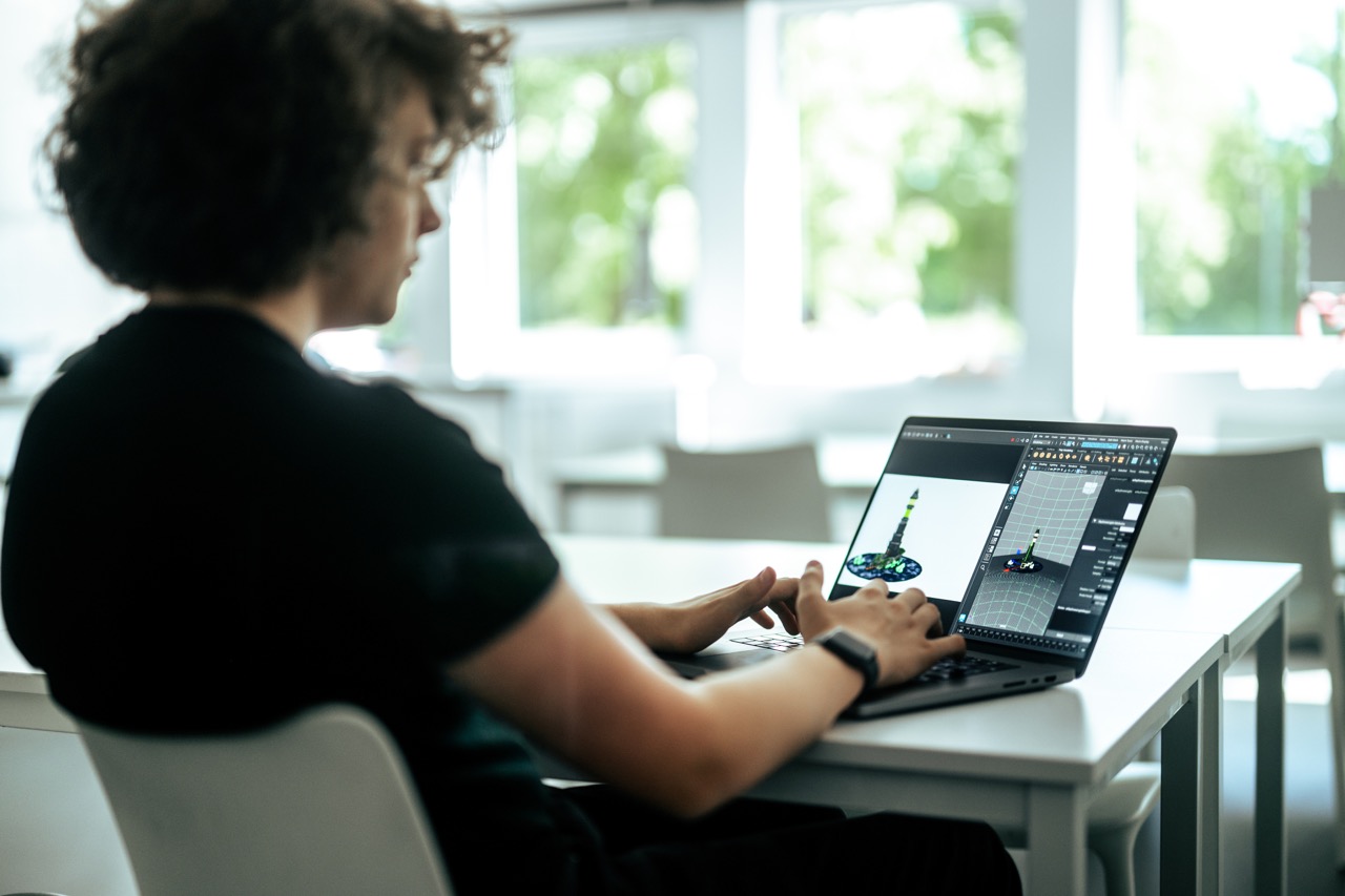 Elev arbetar på sin laptop