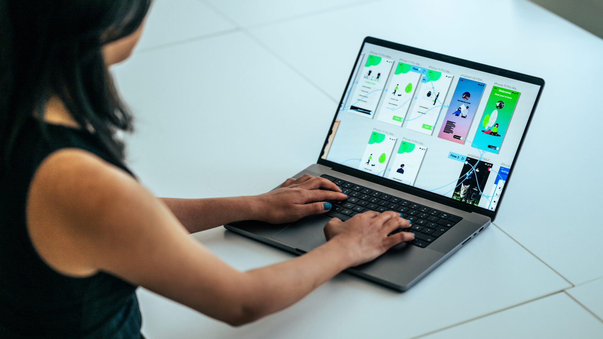 Elev arbetar med webbutveckling på sin PC.