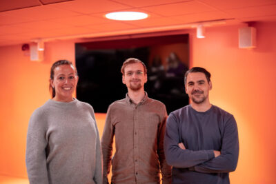 Rektor Linda som står tillsammans med lärarna Elliot och Andreas