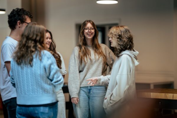 Flera elever som umgås i skolans lokaler