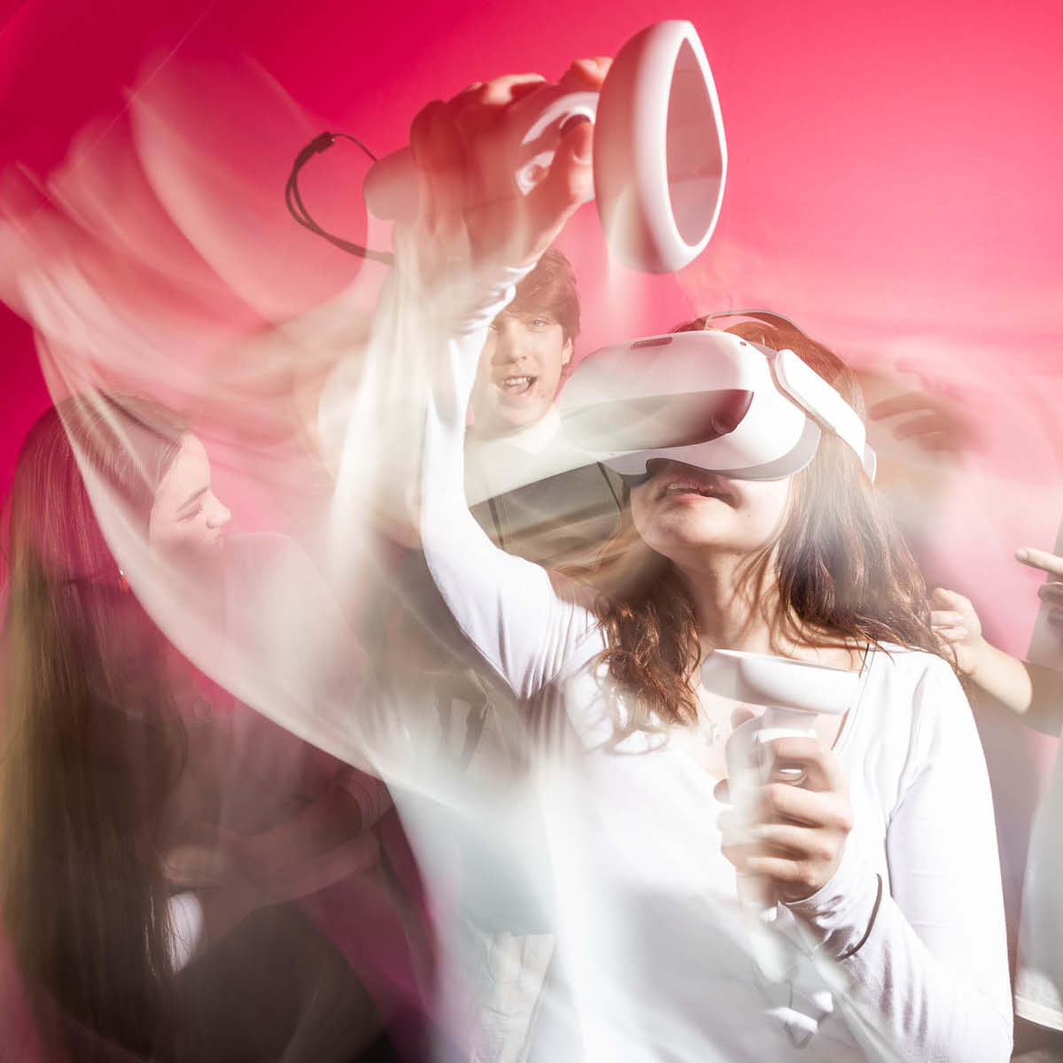 Elever med VR headset i rosa rum.