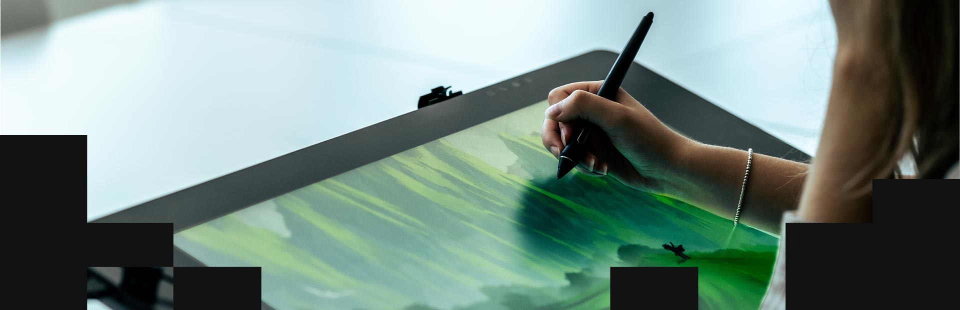 En elev som ritar på en ritplatta.