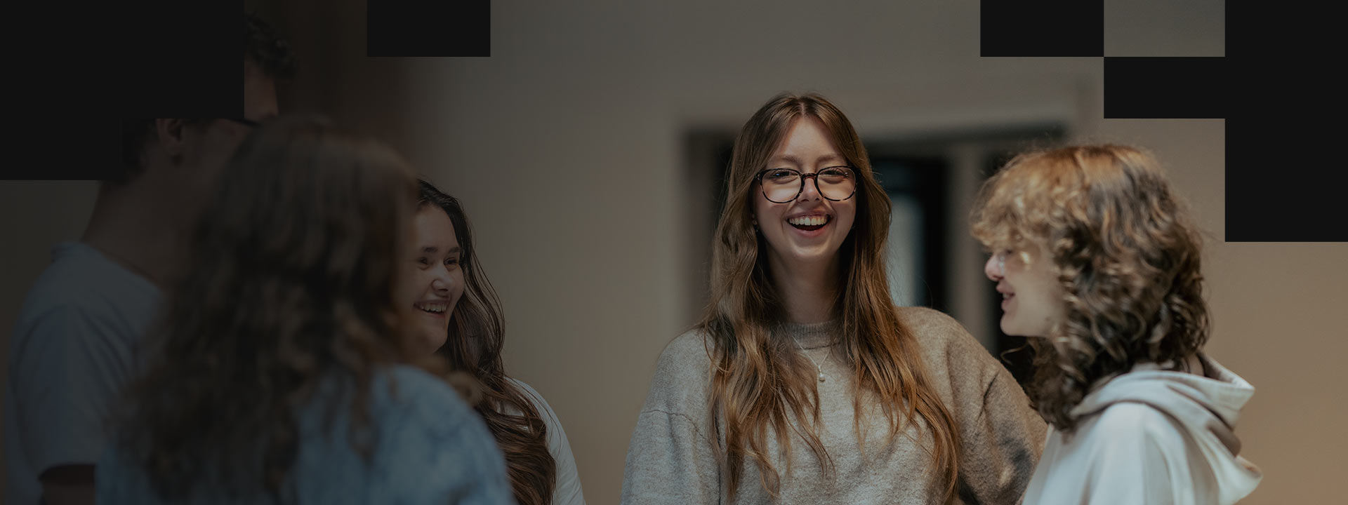 Elever pratar och skrattar tillsammans i skolmiljö