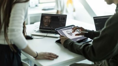 Två elever skissar i ett ritprogram på en ritplatta.