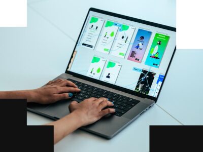 Elev designar hemsidor på sin PC