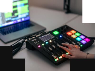 Elev mixar ljud på digitalt ljudbord.