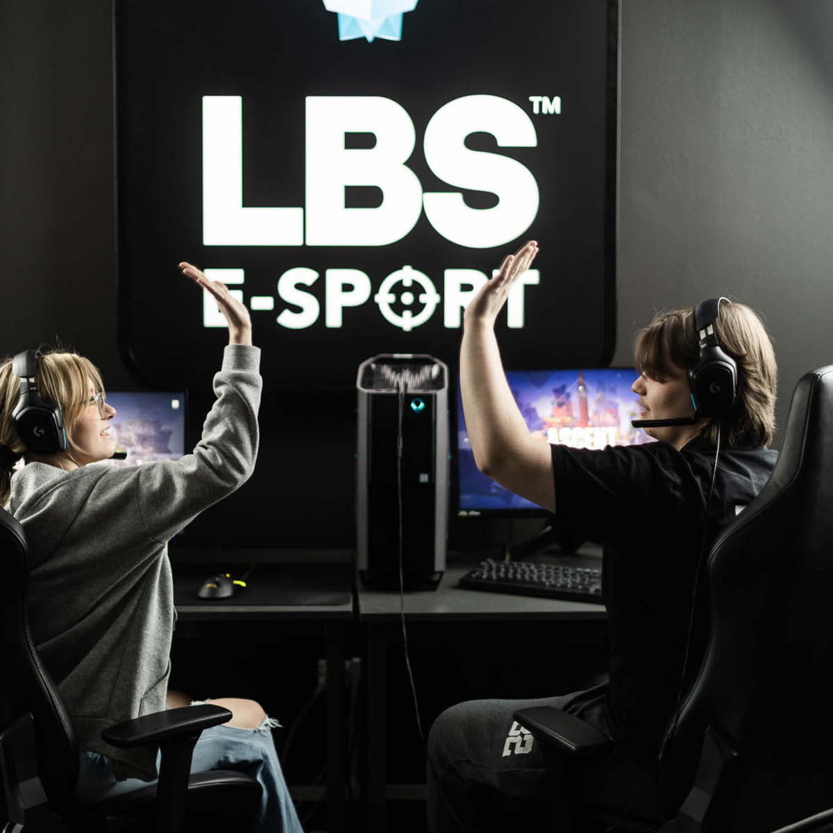 Två elever gör high five i e-sport salen